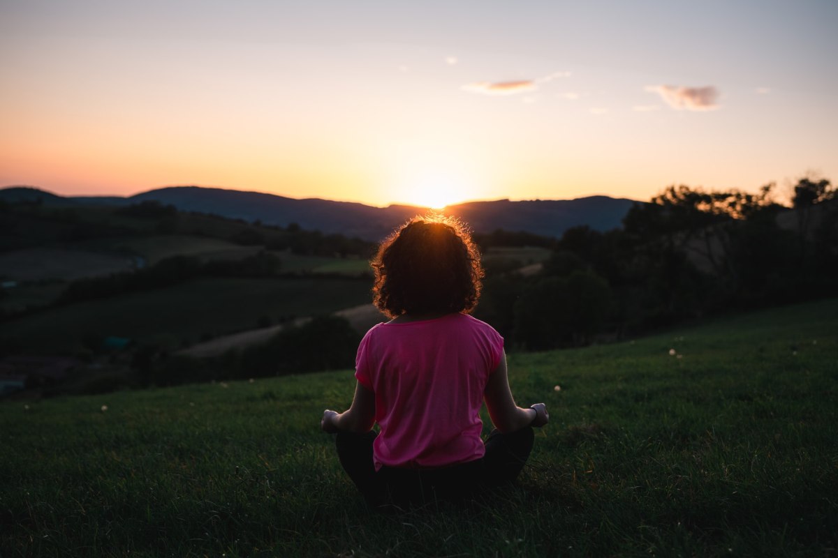 Hogyan hat a meditáció a döntéshozatali képességre? – A belső csend és a tisztánlátás kapcsolata